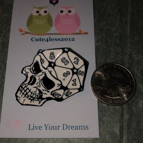 Dungeons & Dragons Skull Dice Pin Brooch RPG - Picture 1 of 3